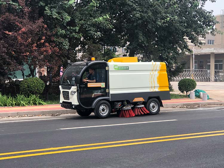 百易环卫电动清扫车在清扫公路