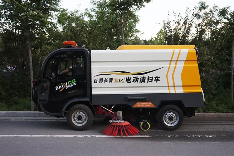 百易长青电动扫地车作业图片